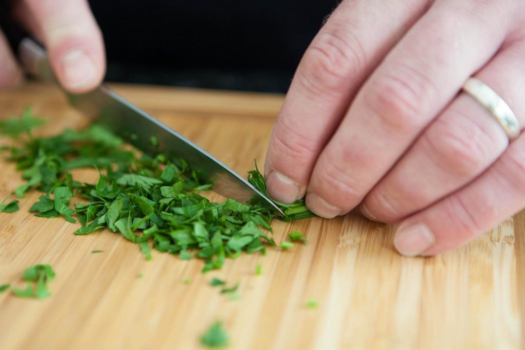 Verschillende keukensmessen uit een perfecte messenset met ergonomische handvatten en scherpe lemmen