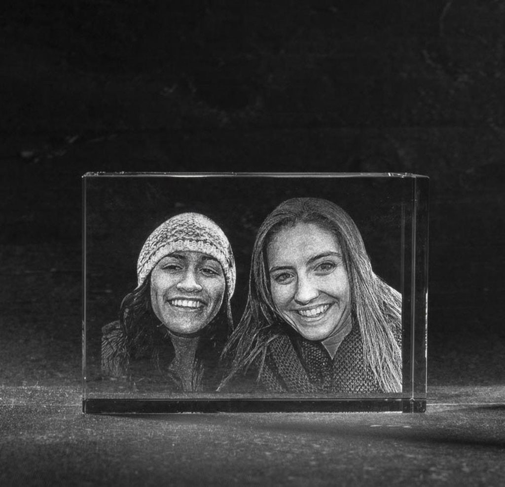 Ons team Twee gegraveerde portretfoto's in glasblok tonenmanieren om je interieur met een foto in glas te versieren